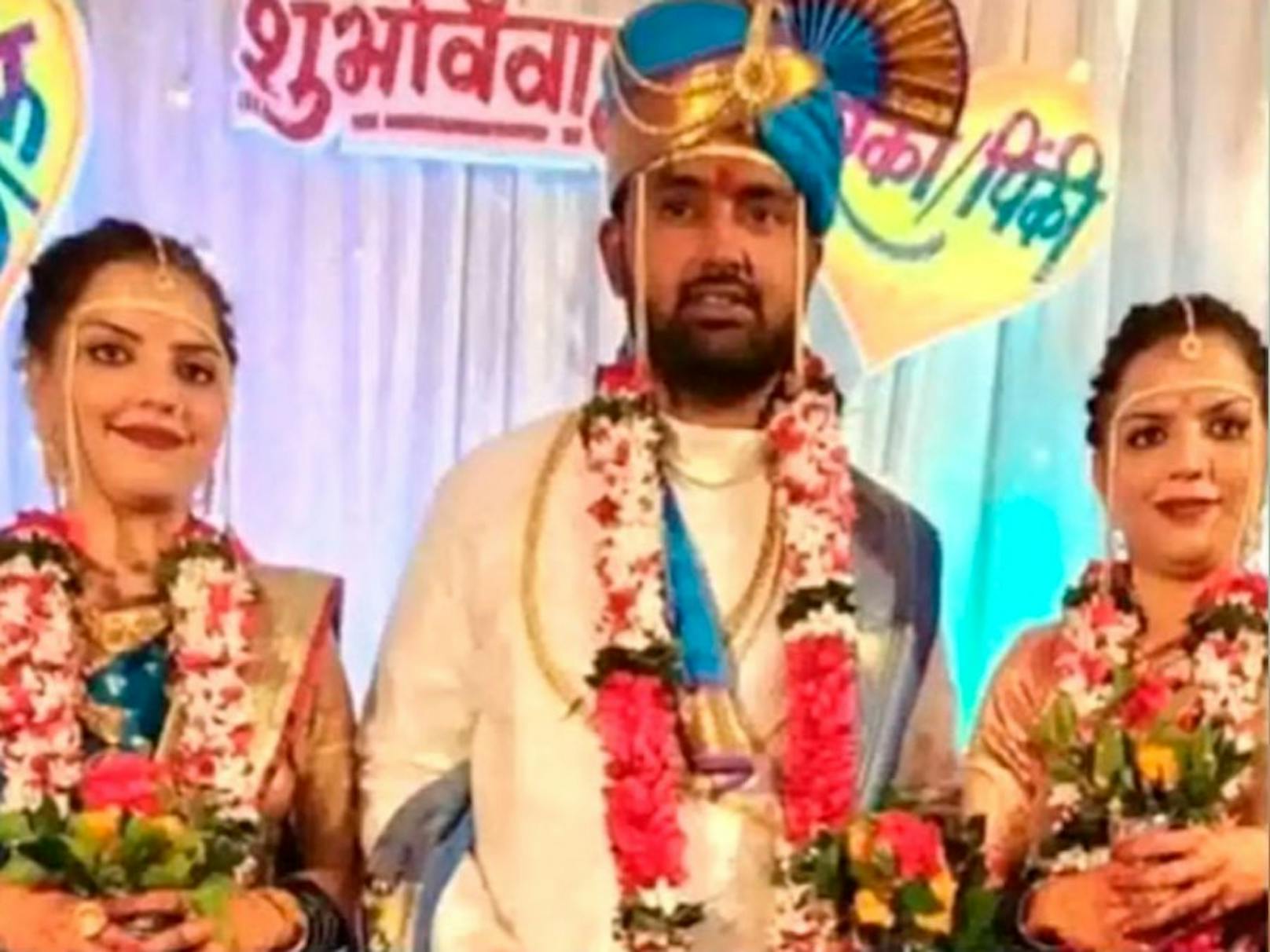 Die beiden indischen Frauen haben den selben Mann geheiratet. 