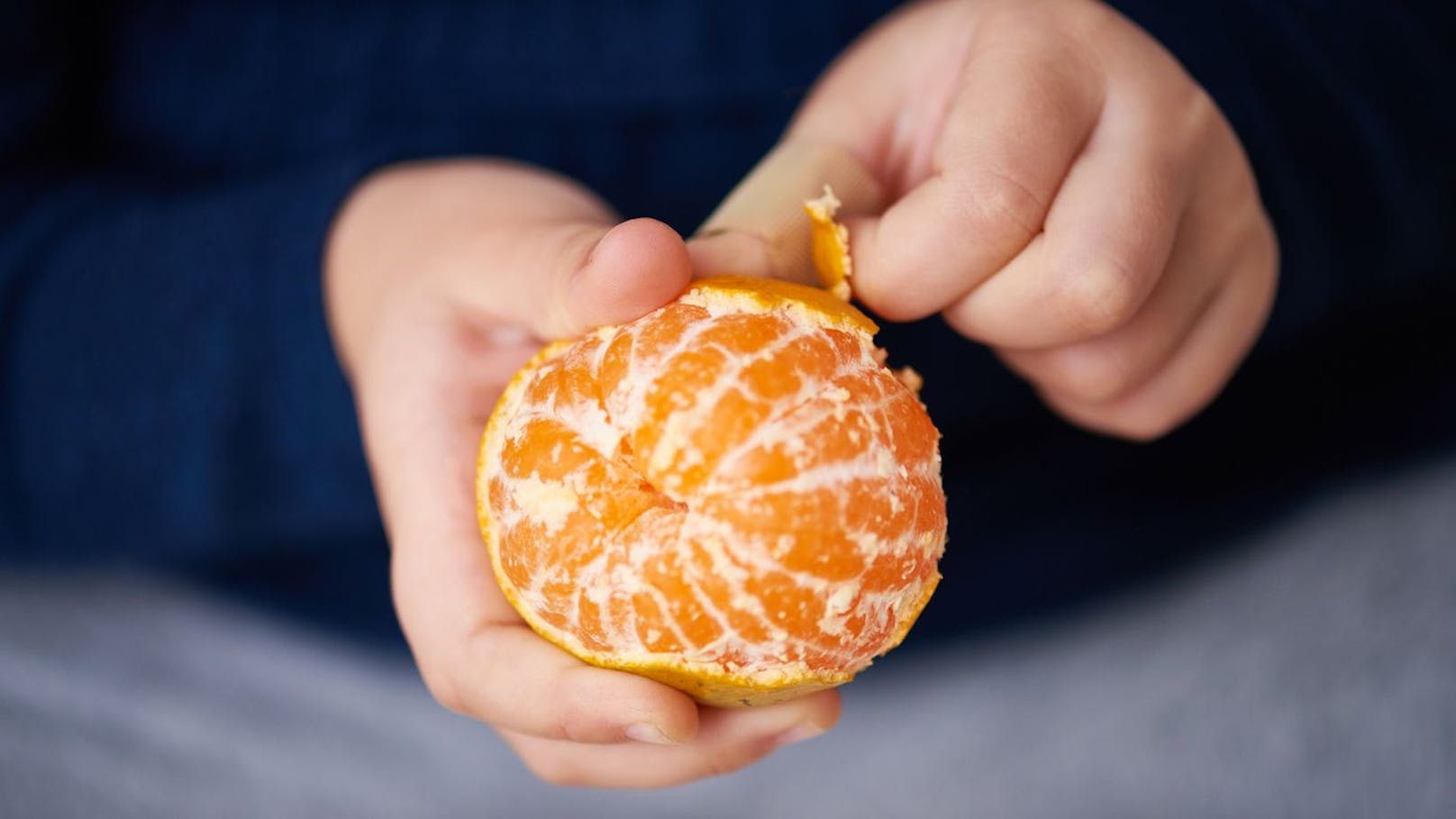 Bis man die Mandarine aus der Schale hat, sind die Finger gelb, klebrig und riechen nach dem Obst – für viele ein Grund, es nicht zu essen.