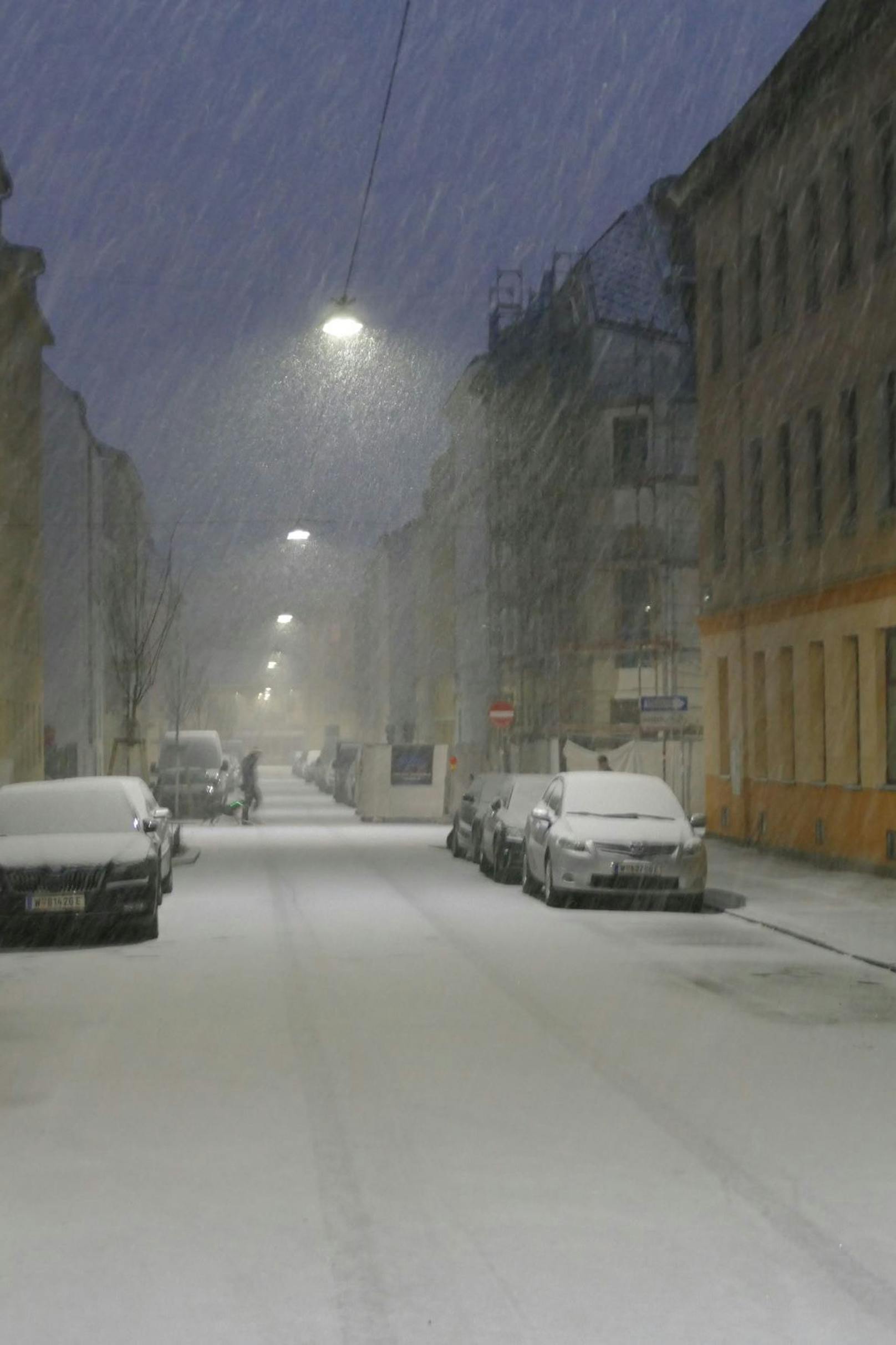 Starker Schneefall am Montagmorgen in Wien-Hernals