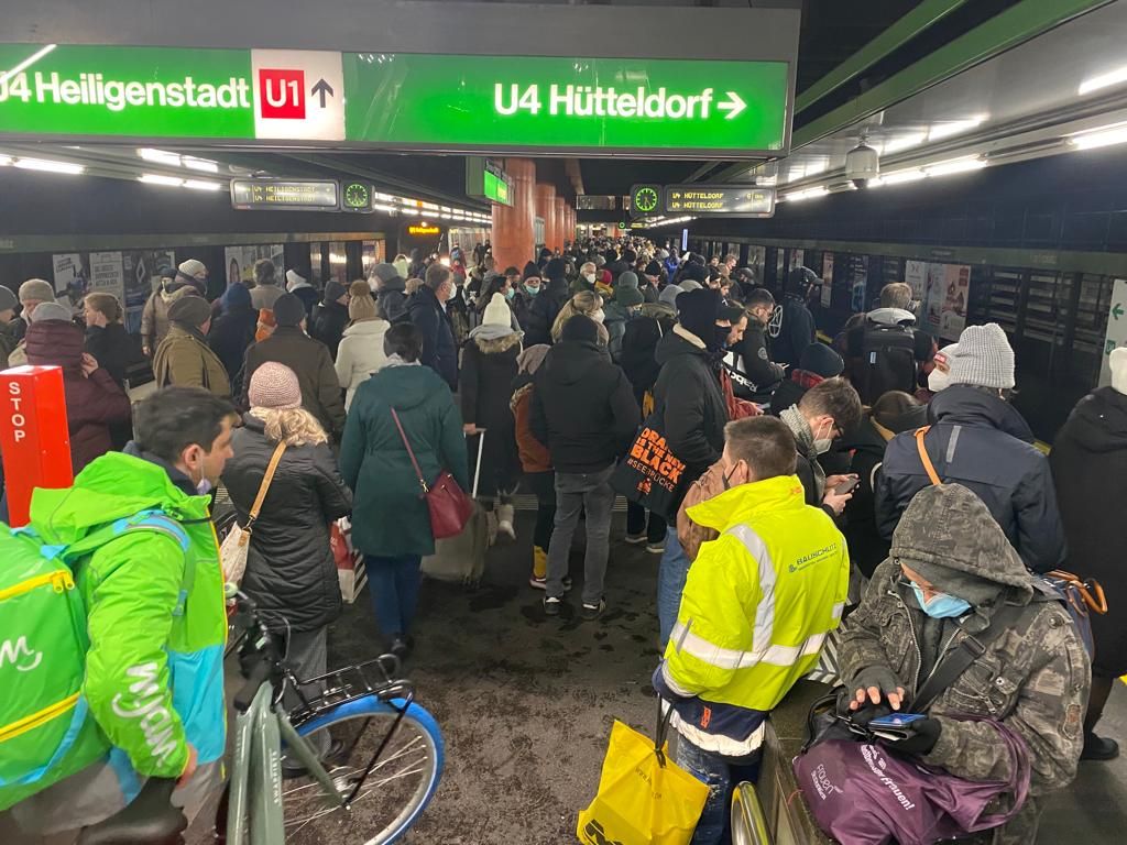 Hunderte Menschen warten gerade auf die Öffis.