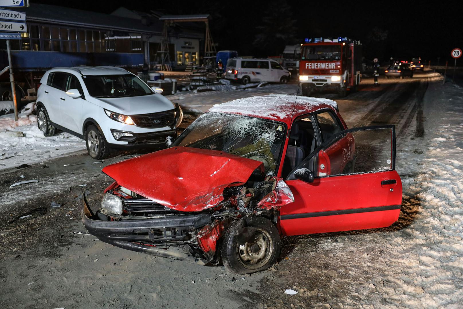 Schwerer Crash auf Schnee-Fahrbahn in Pettenbach