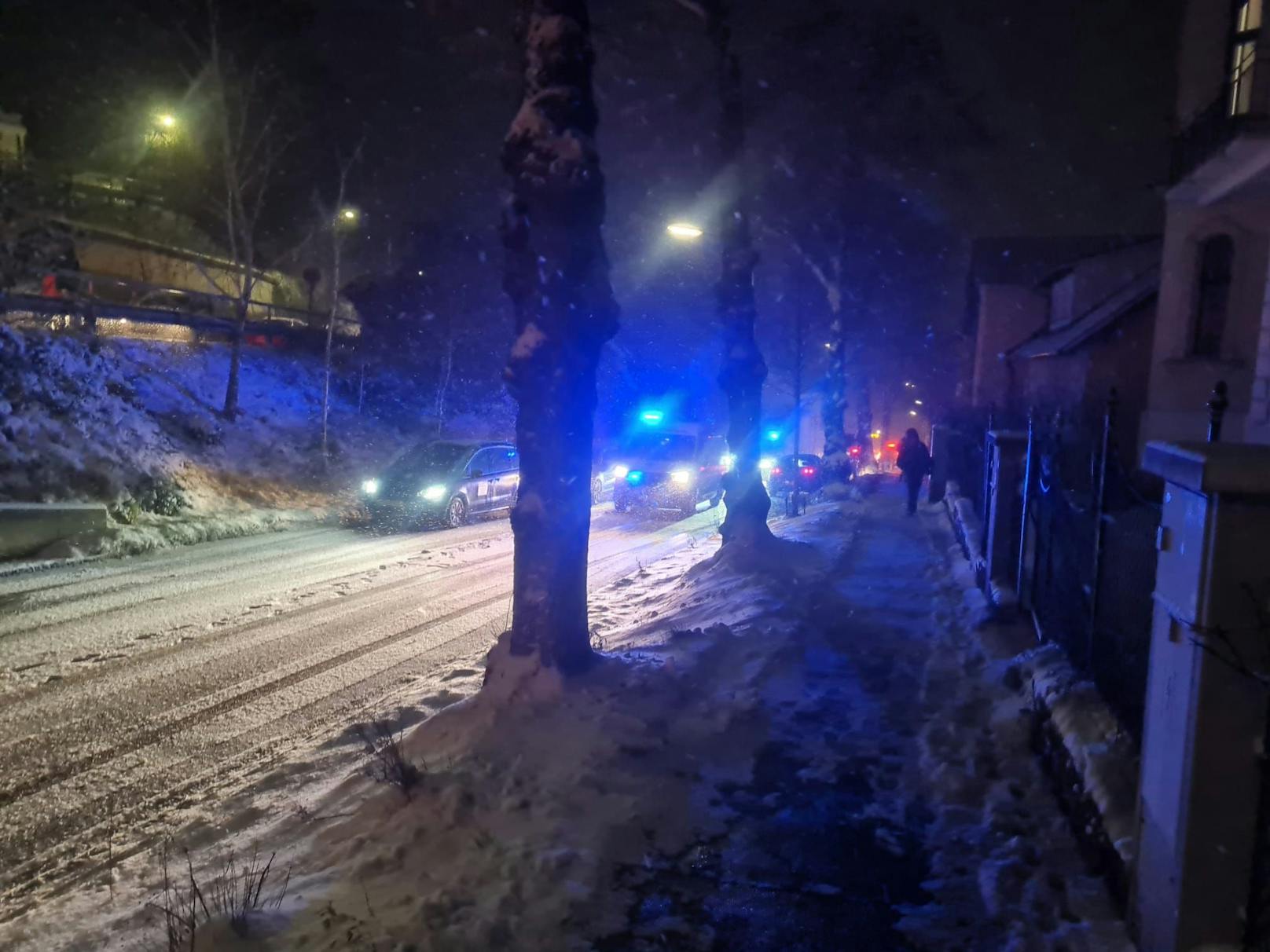 Schnee-Chaos am 12. Dezember auf der Hauptstraße in Kritzendorf, Klosterneuburg.