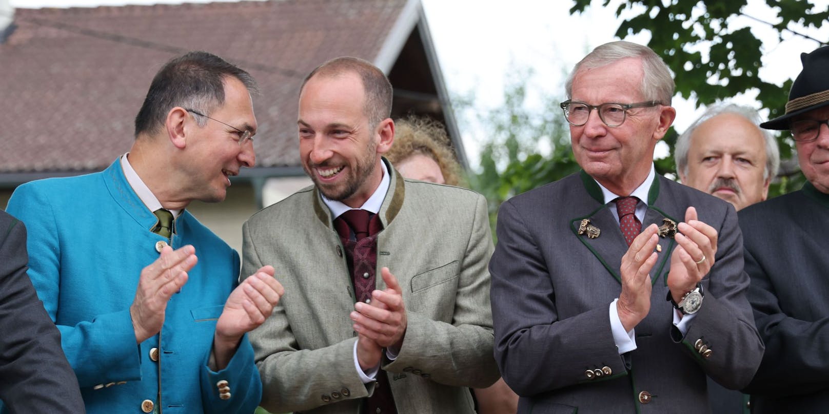 Getrübte Stimmung in Salzburg bei Wilfried Haslauer (rechts), SPÖ-Hoffnung David Egger (Mitte) kann sich hingegen freuen.