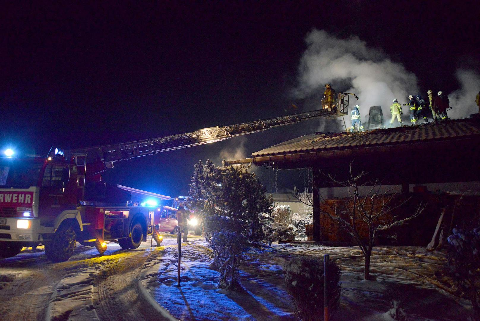 Ein Nachbar bemerkte das Feuer und setzte sofort einen Notruf ab. Die Feuerwehren von Holzgau, Bach/Stockach, Grünau, Elbigenalp und Häselgehr löschten den Brand.