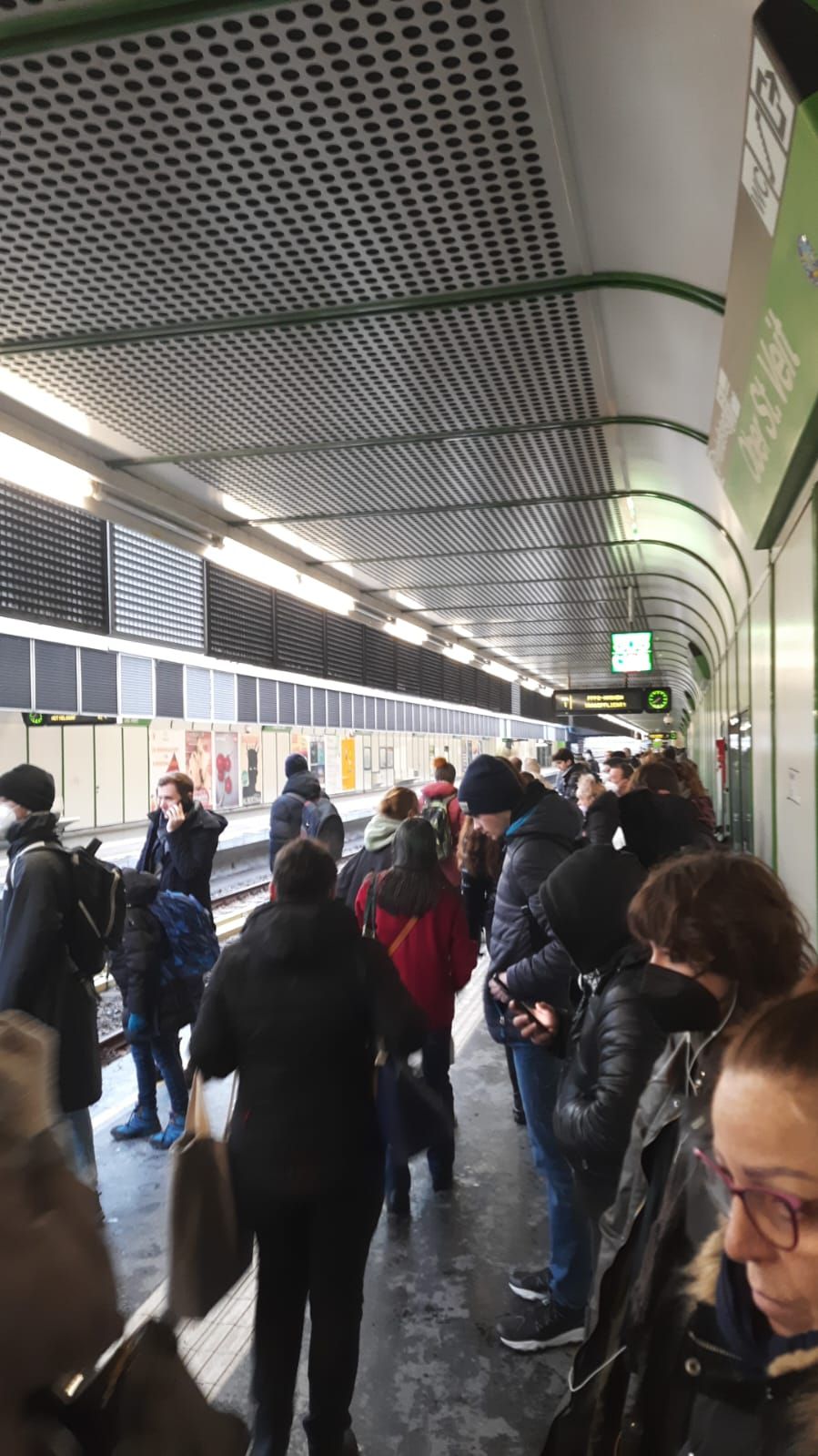 Hunderte Menschen warten auf den Bahnsteigen.