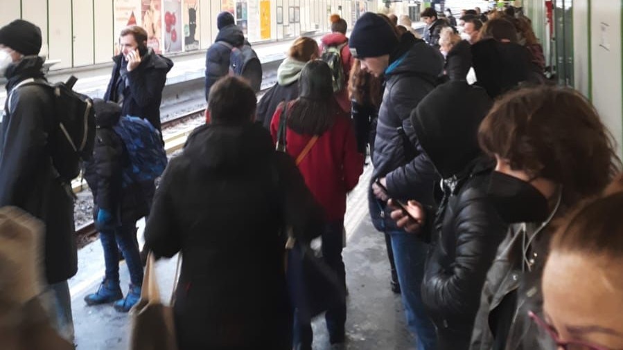 Hunderte Menschen warten auf den Bahnsteigen.