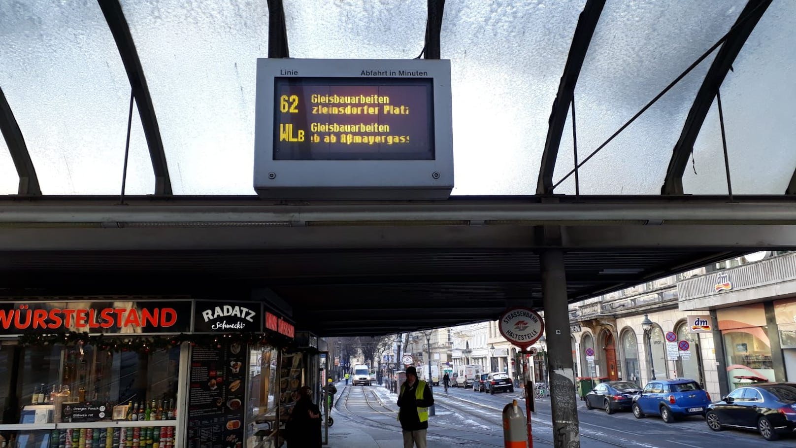 Aufgrund akut notwendiger Gleisbauarbeiten fahren am 13. und 14. Dezember die Straßenbahnlinien 1 und 62 sowie die Badner Bahn nicht auf der Wiedner Hauptstraße.