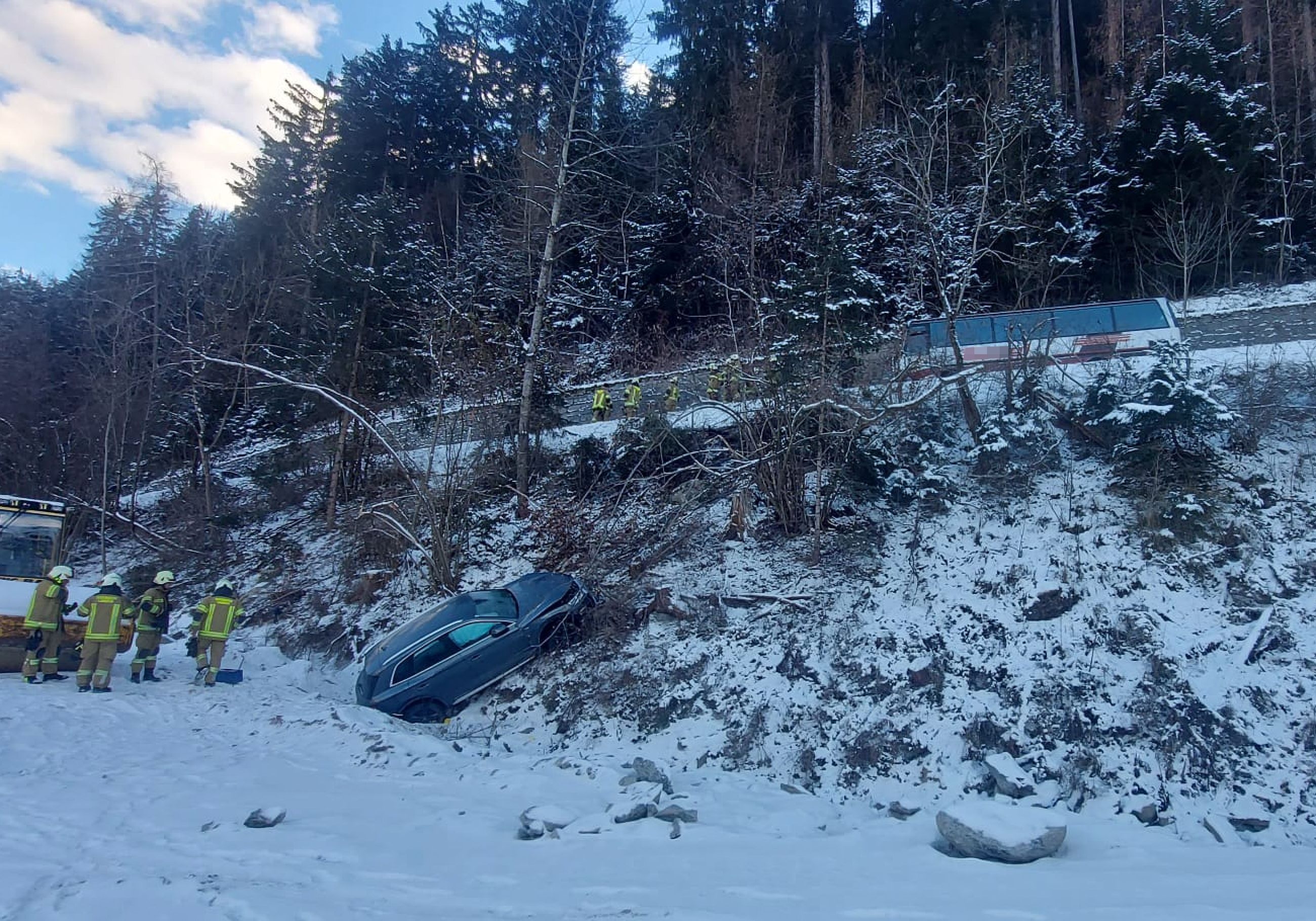 Eine Kollision zwischen Bus und Pkw in Fließ.