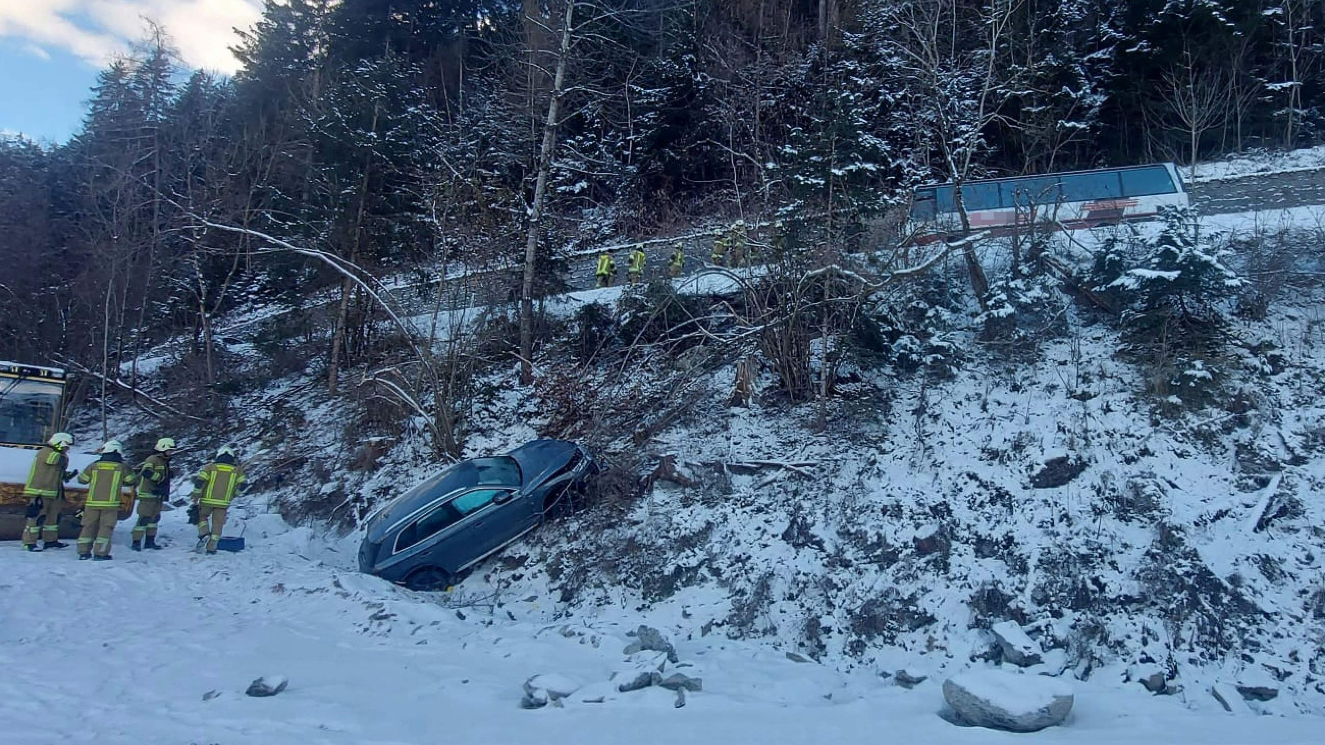 Eine Kollision zwischen Bus und Pkw in Fließ.