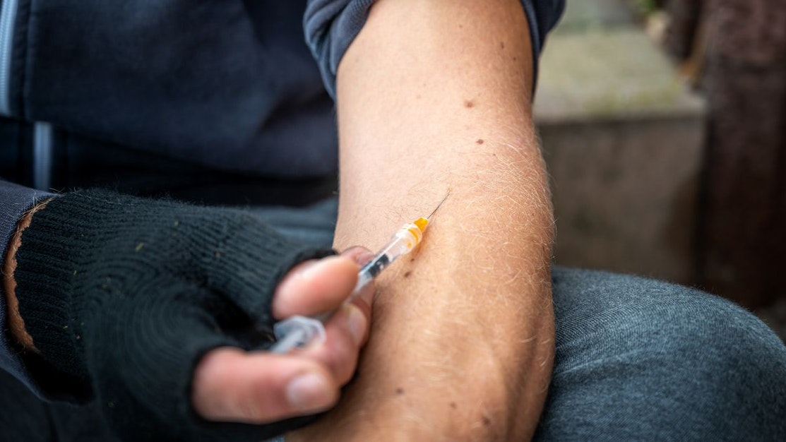 Der mutmaßliche Dealer soll den Jugendlichen dabei geholfen haben, sich Heroin zu spritzen.