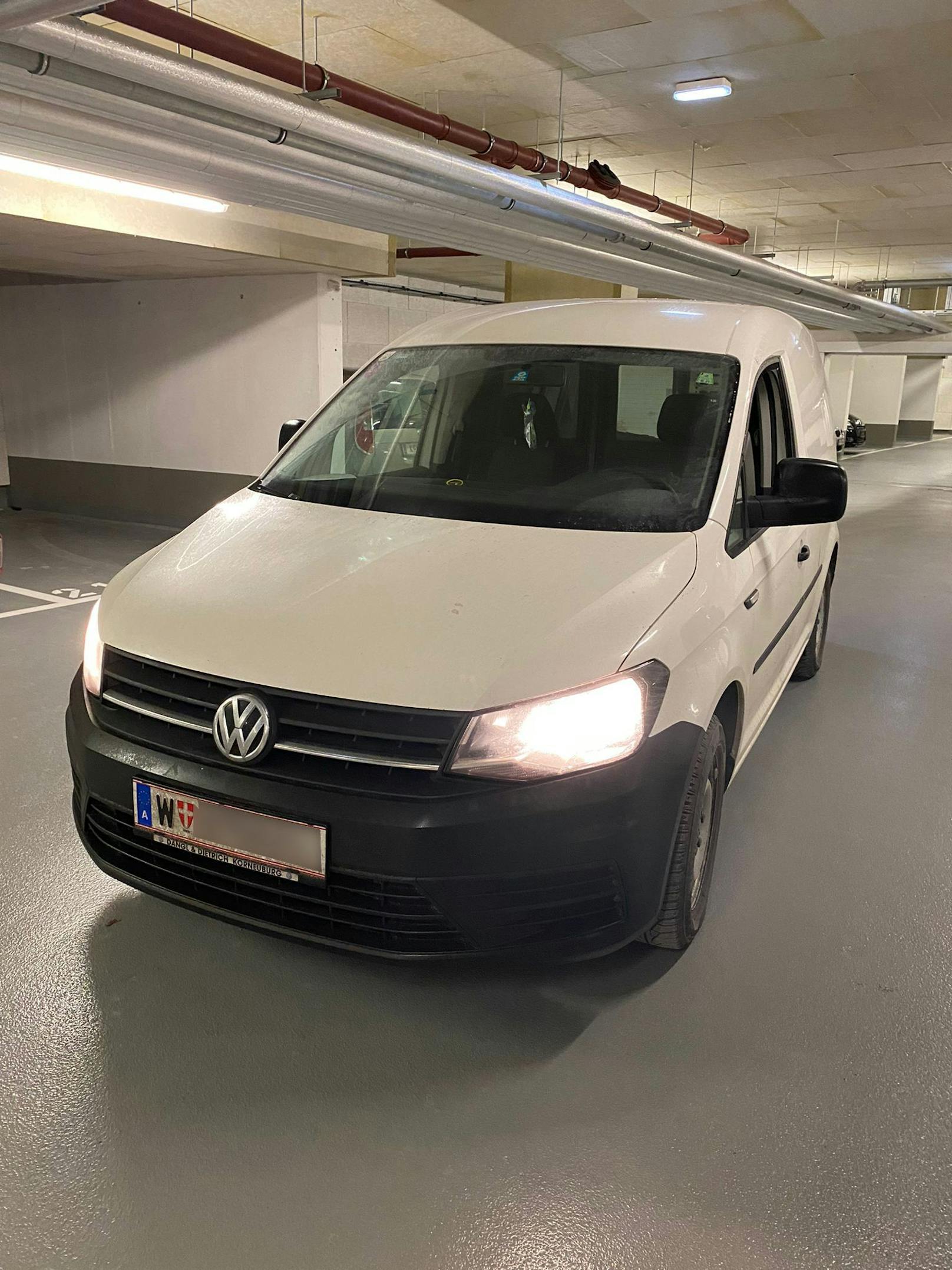 Der VW Caddy stand im Parkverbot und ohne gültigem Parkschein. 