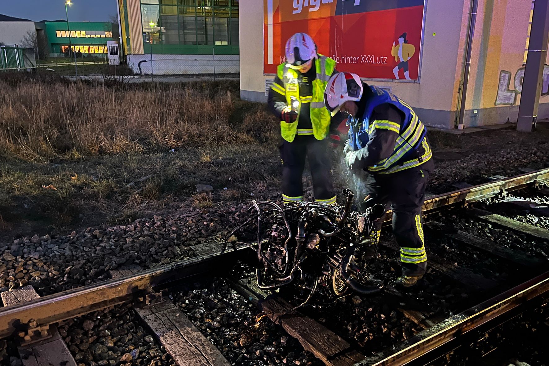 Motorblock bei Unfall aus Fahrzeug geschleudert