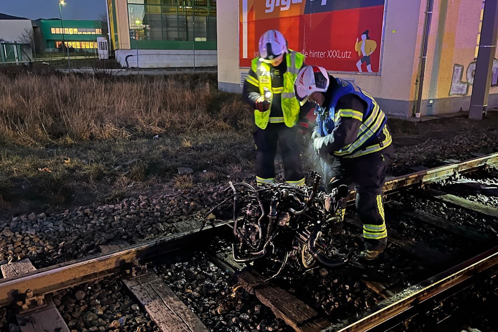 Motorblock bei Unfall aus Fahrzeug geschleudert