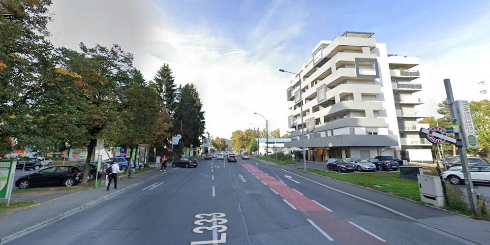 Eeine 23-Jährige wurde in Graz an einer Haltestelle von einem Linienbus erfasst und schwer verletzt.