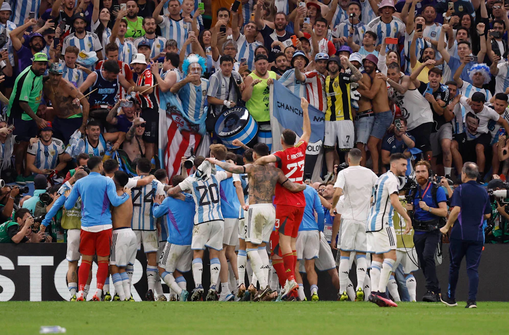 Argentiniens Stars feiern mit den Fans im Lusail-Stadion den Aufstieg ins Halbfinale. Der Stadionsprecher darf dort nicht mehr dabei sein.