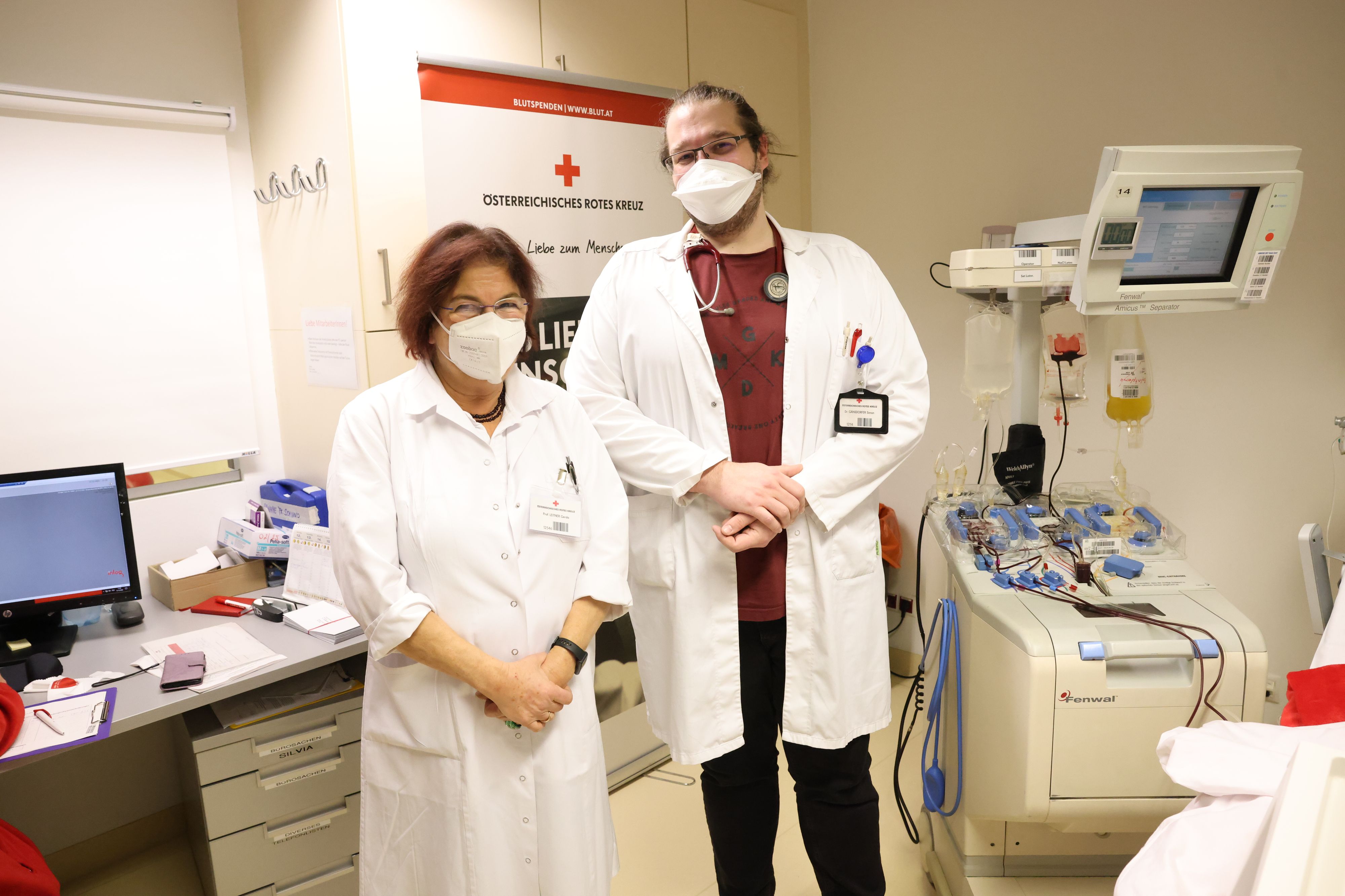 Die Ärzte Gerda Leitner und Simon Gänsdorfer kümmern sich während des Vorgangs um die Spenderin.&nbsp;