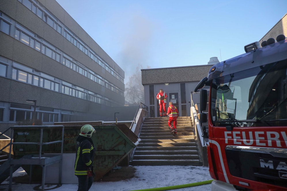 Ein Klimagerät dürfte den Brand in der HTL Wels ausgelöst haben. Die Feuerwehr war schnell da.