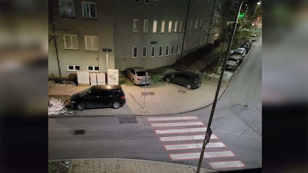 Mitten am Gehsteig platzierten die drei Wiener ihre Wägen.