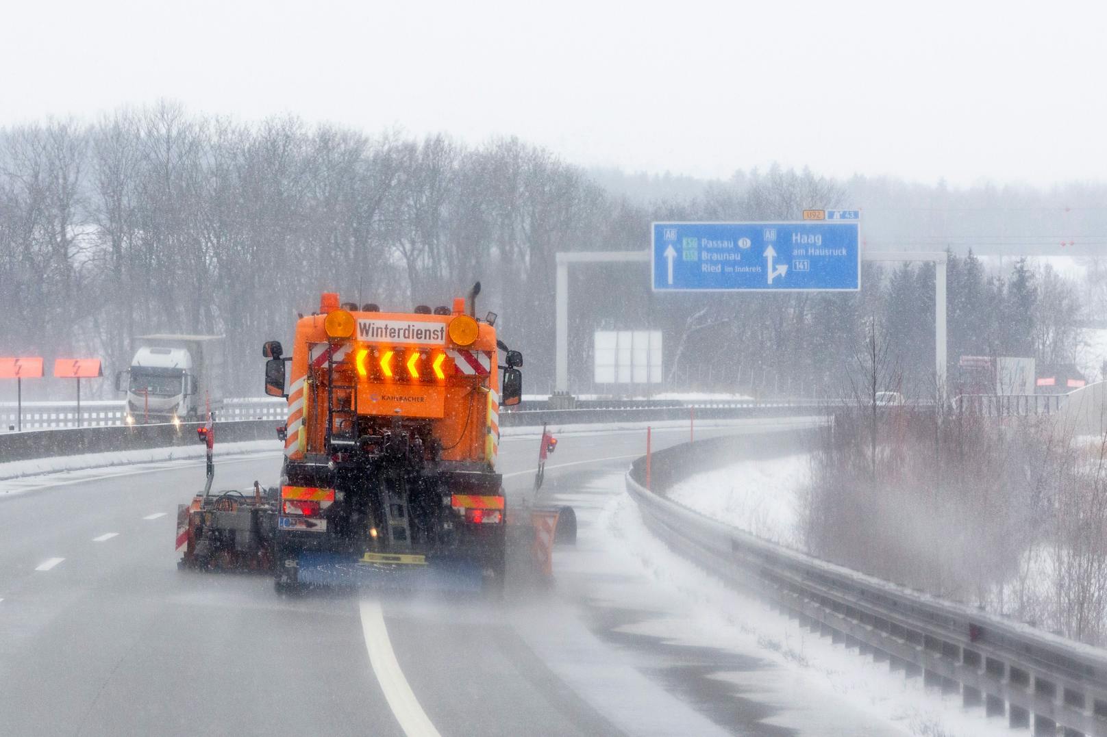 Schneeräumfahrzeug auf der A8 Innkreisautobahn bei winterlichen Fahrverhältnissen. Symbolbild