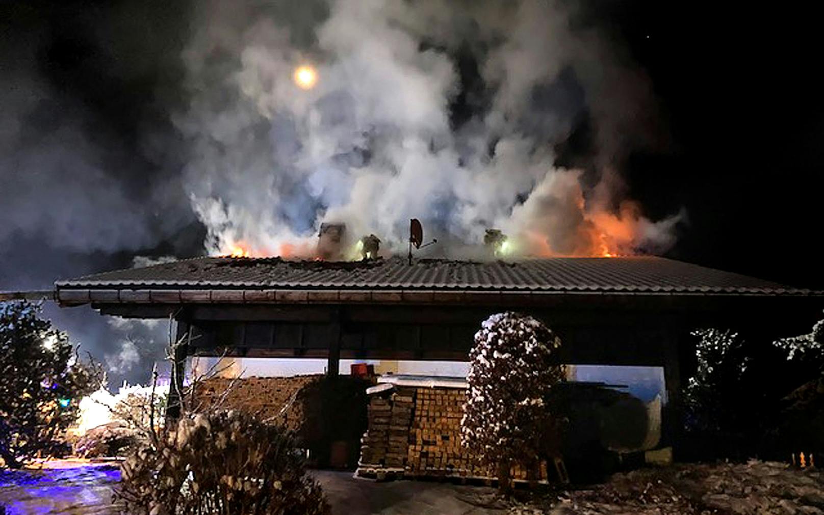 Am Dachstuhl eines Hauses in Elbigenalp brach am Montag gegen 23.00 Uhr laut Polizei aus bisher unbekannter Ursache ein Brand aus.