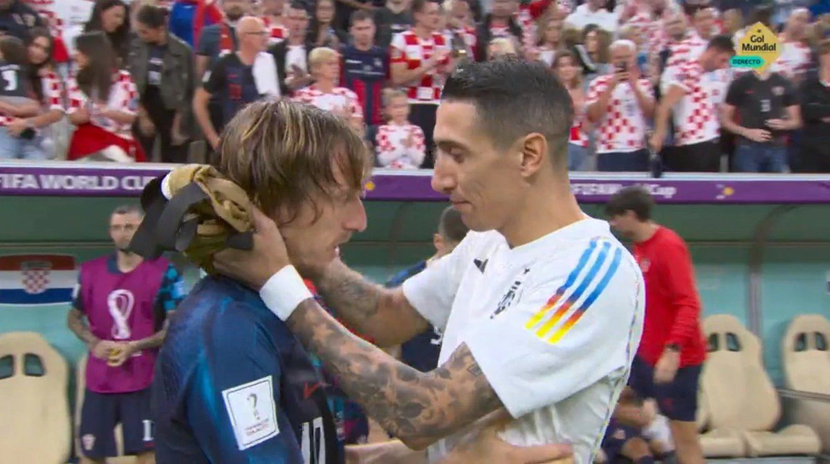 Angel di Maria tröstete unmittelbar nach dem Schlusspfiff Kroatiens Kapitän Luka Modric. 