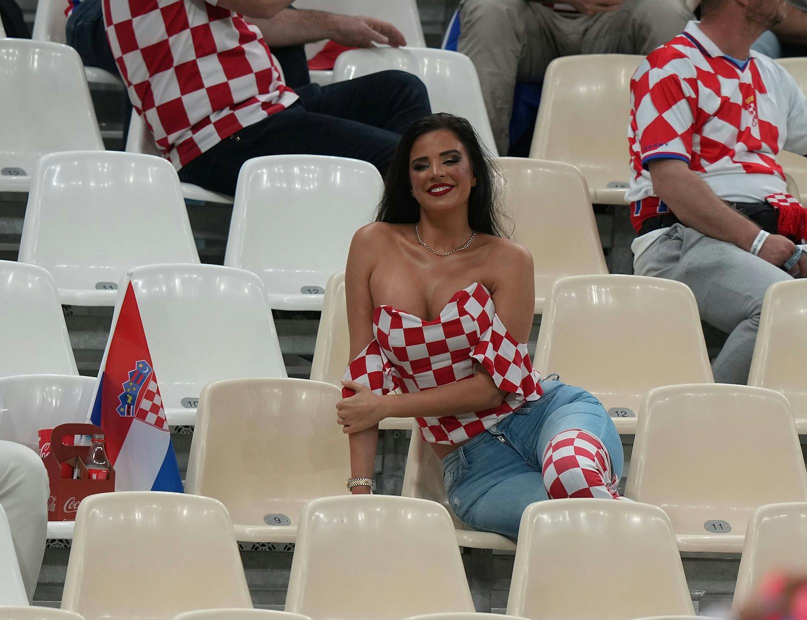 Die Kroatin unterstützt ihr Heimatland bei jedem Spiel der Katar-WM.