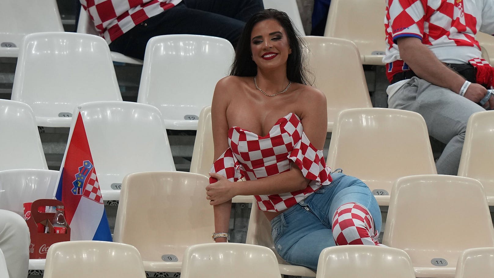 Die Kroatin unterstützt ihr Heimatland bei jedem Spiel der Katar-WM.