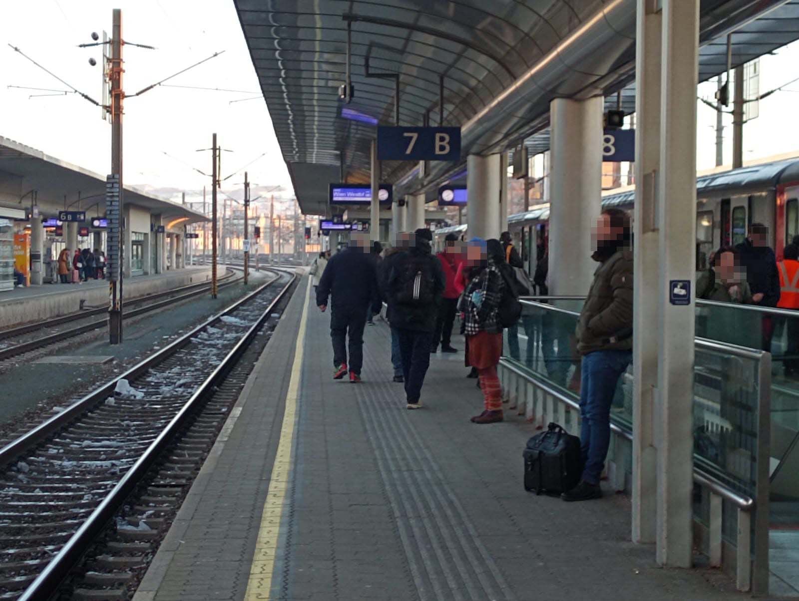 Am Linzer Hauptbahnhof warteten die Fahrgäste bis zu zwei Stunden auf ihre Züge.