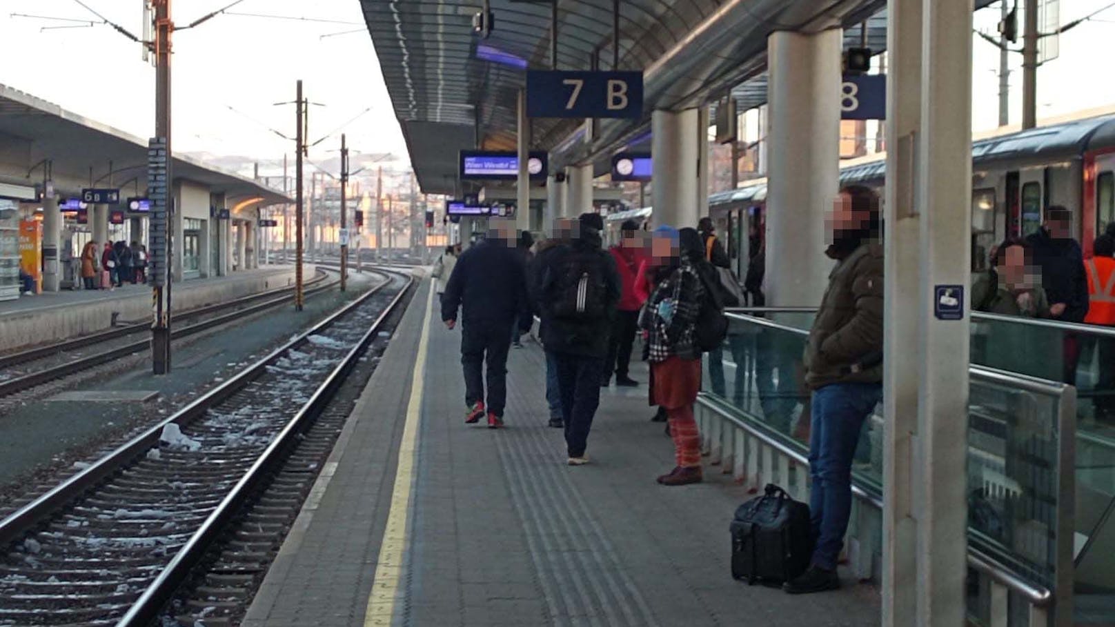 Am Linzer Hauptbahnhof warteten die Fahrgäste bis zu zwei Stunden auf ihre Züge.