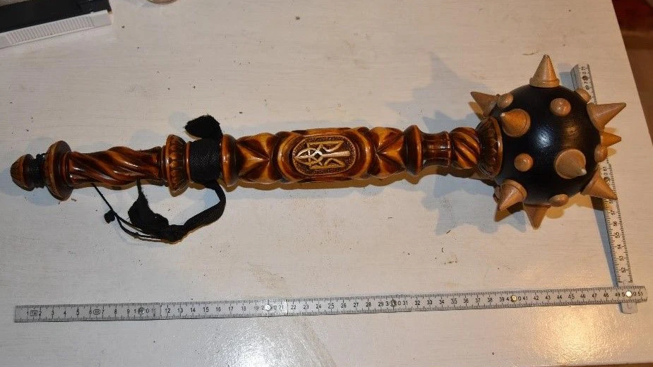 Ein Mann wurde in Wien-Leopoldstadt von einem Mitbewohner mit ein Mitbewohner habe ihn mit einem Messer und einem Streitkolben aus Holz attackiert und verletzt.