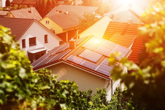 Gregor ließ sich eine Photovoltaik-Anlage auf sein Hausdach anbringen und bekommt sogar für den überschüssig produzierten Strom eine Gutschrift auf seine Stromrechnung!
