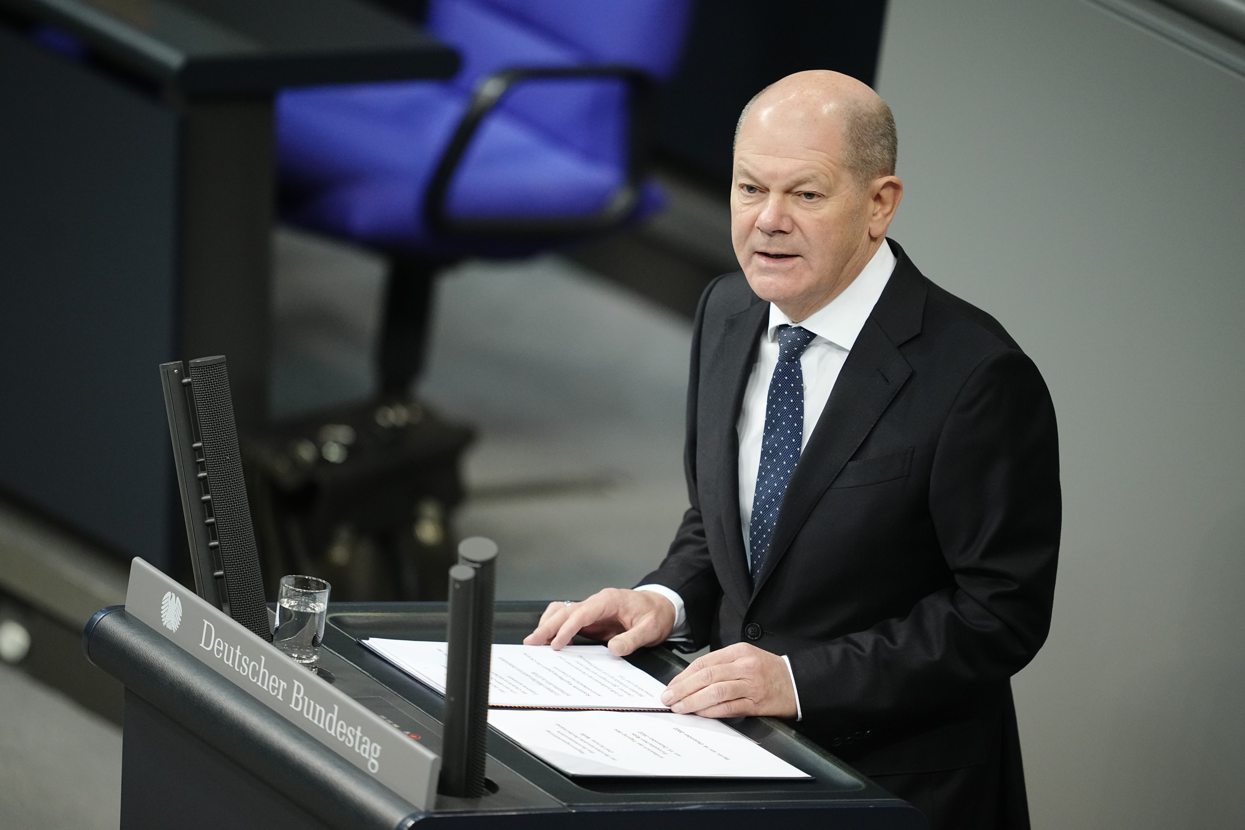 Olaf Scholz rechnet im deutschen Bundestag mit Russlands Präsident Wladimir Putin ab.
