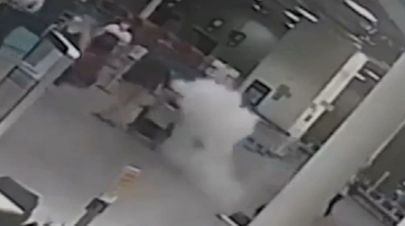 Video! Koffer explodiert mitten im Flughafen