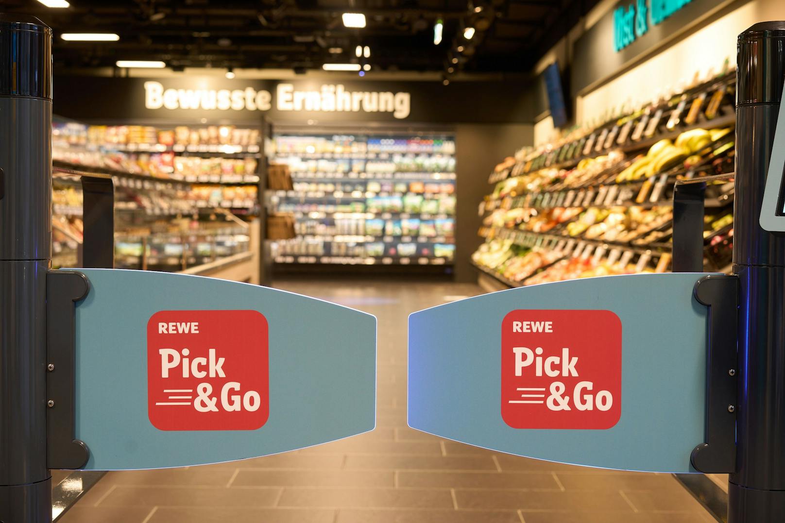 Im neuen Markt in der Karlstraße 36 wird Kunden ein Einkauf ohne Kassenvorgang mittels "Pick&amp;Go" ermöglicht.