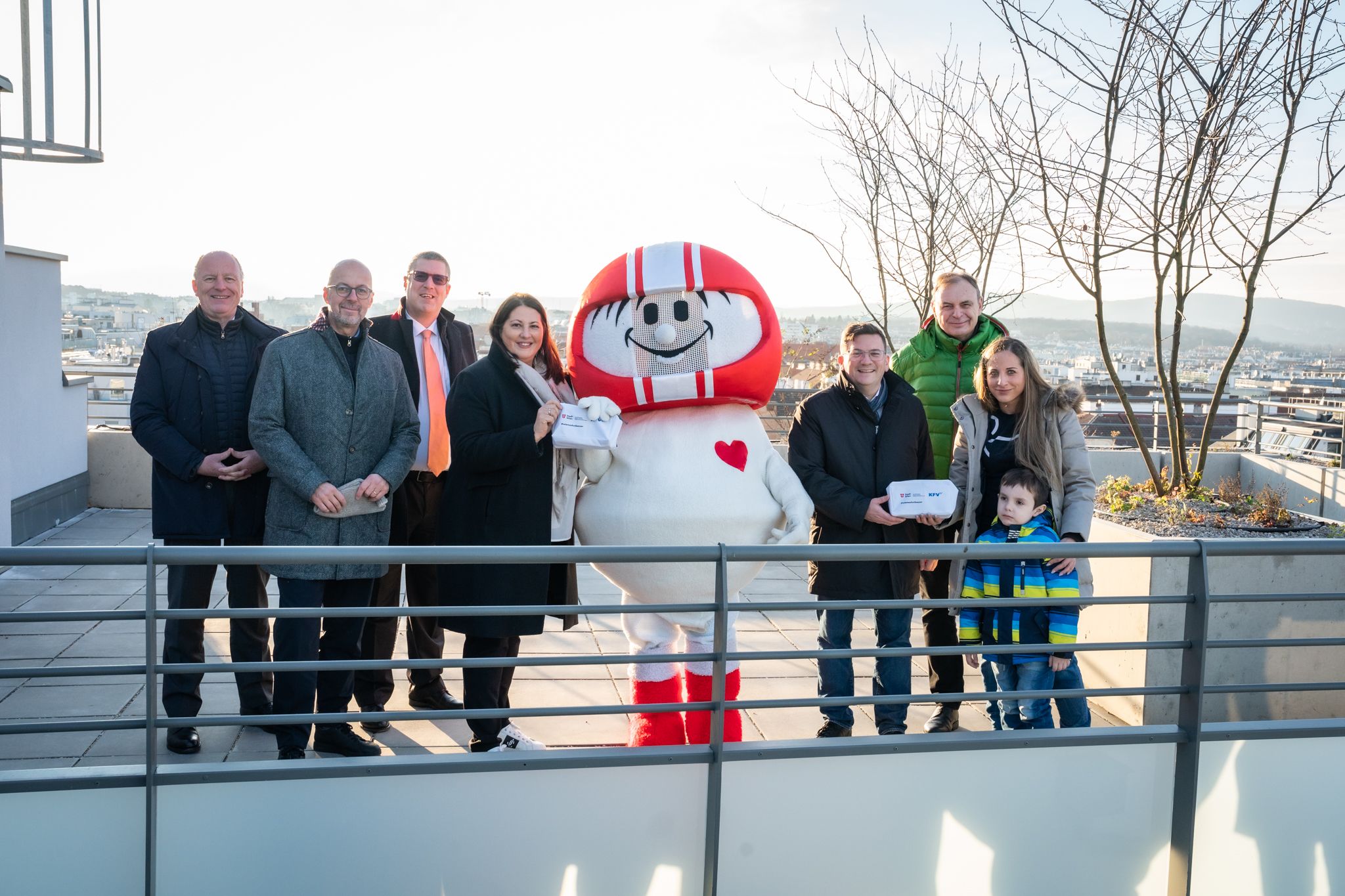 KFV-Direktor Othmar Thann, Wohnservice-Wien-Geschäftsleiter Josef Cser, Vizebürgermeisterin Kathrin Gaál und Meidlings Bezirksvorsteher Wilfried Zankl (v.l.n.r) gemeinsam mit KFV-Maskottchen Helmi und einer Familie, die das Safety-Kit erhält.&nbsp;
