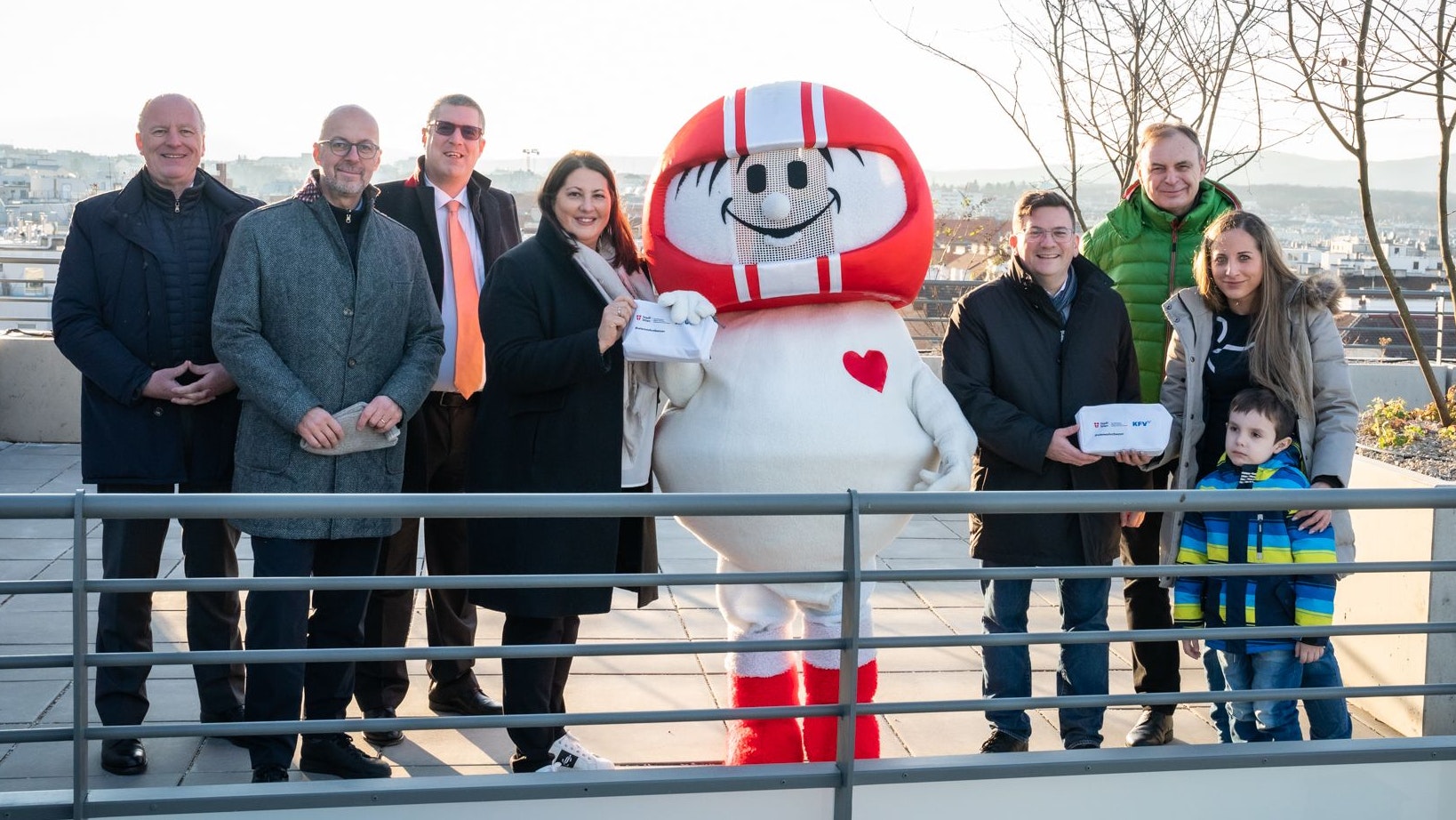 VBgm.in Kathrin Gaál - Fototermin Sicherheitskit im neuen Gemeindebau + Hr. Mag. Cser + Hr. BV Ing. Zankl