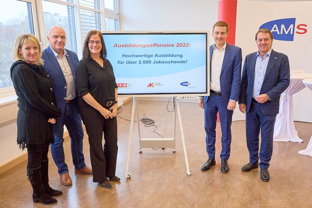 Wolfgang Ecker (Präs.  WKNÖ, ganz r.), Markus Wieser (Präs. AK NÖ, Vors. ÖGB NÖ, l.) Sven Hergovich (Landesgeschäftsführer AMS NÖ, 2.v.r.), Astrid Wessely (Inhaberin der wessely.architektur Baumeister GmbH), mit der bautechnischen Zeichnerin Andrea Bekecs (l.) während der heutigen Pressekonferenz im AMS NÖ.