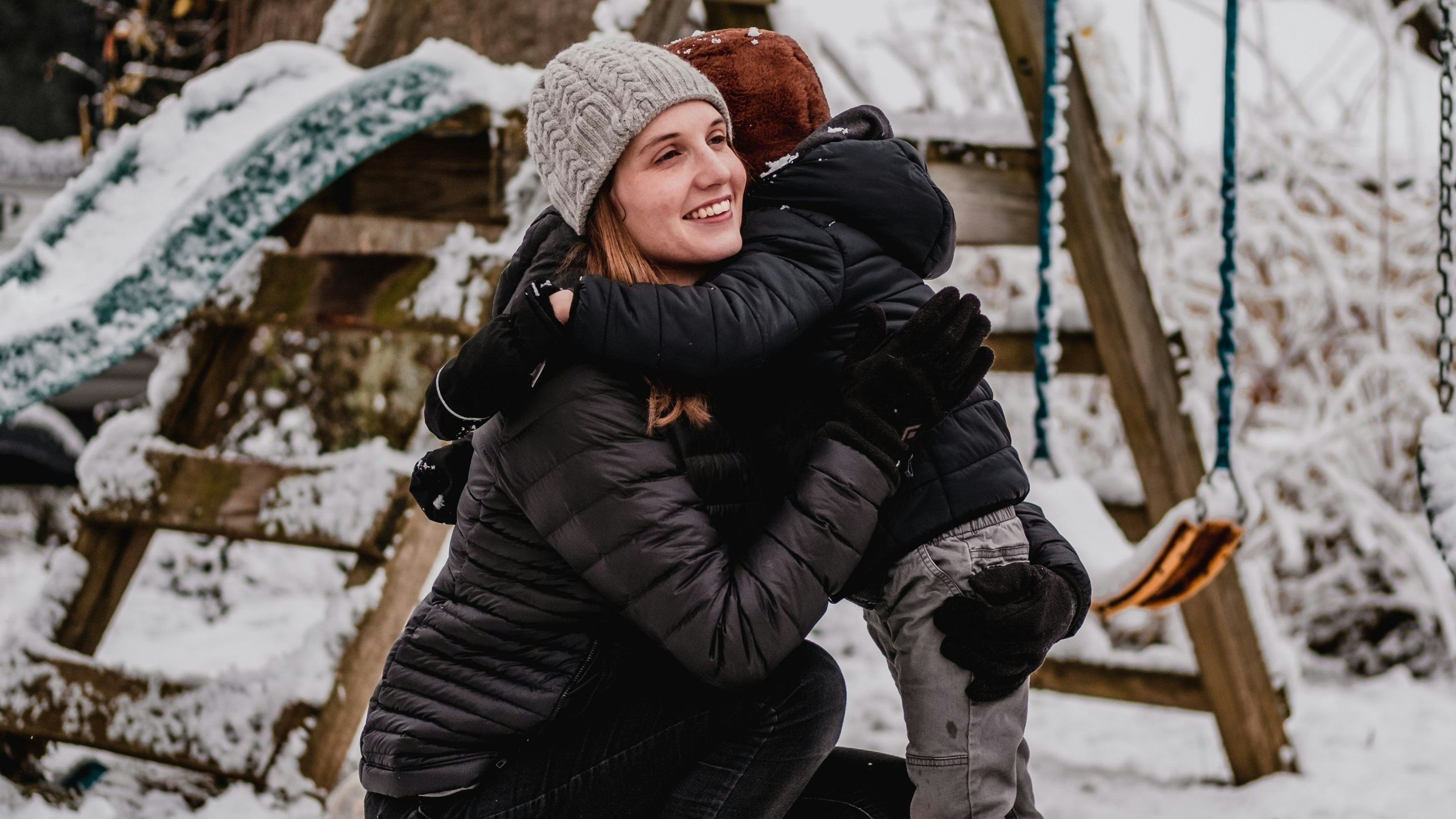 Ein Elternteil umart das eigene Kind – so soll es künftig statt "Mutter" heißen.