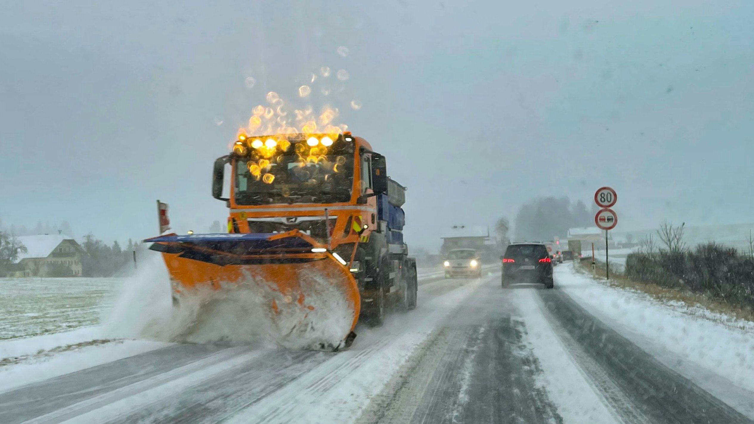 Der Winterdienst steht im Dauereinsatz.