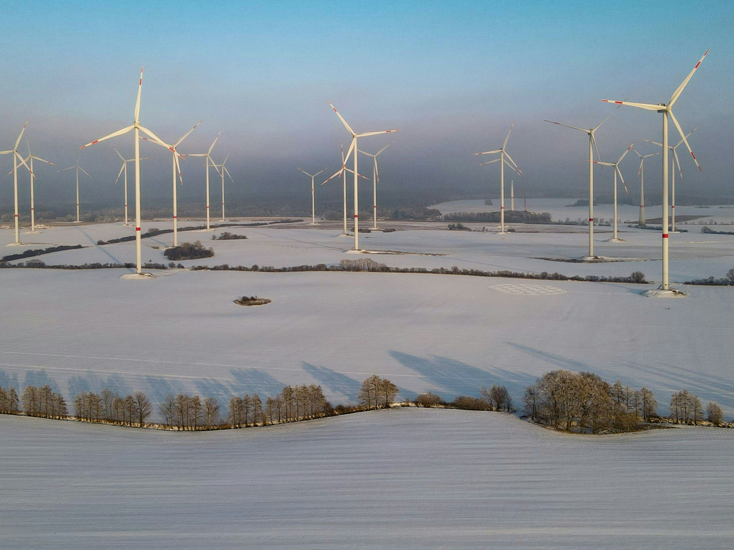 Download von www.picturedesk.com am 14.12.2022 (12:55).  14 February 2021, Brandenburg, Jacobsdorf: The wind energy park "Odervorland" in the district Oder-Spree (aerial view with a drone). Photo: Patrick Pleul/dpa-Zentralbild/ZB - 20210214_PD13943 - Rechteinfo: Rights Managed (RM)