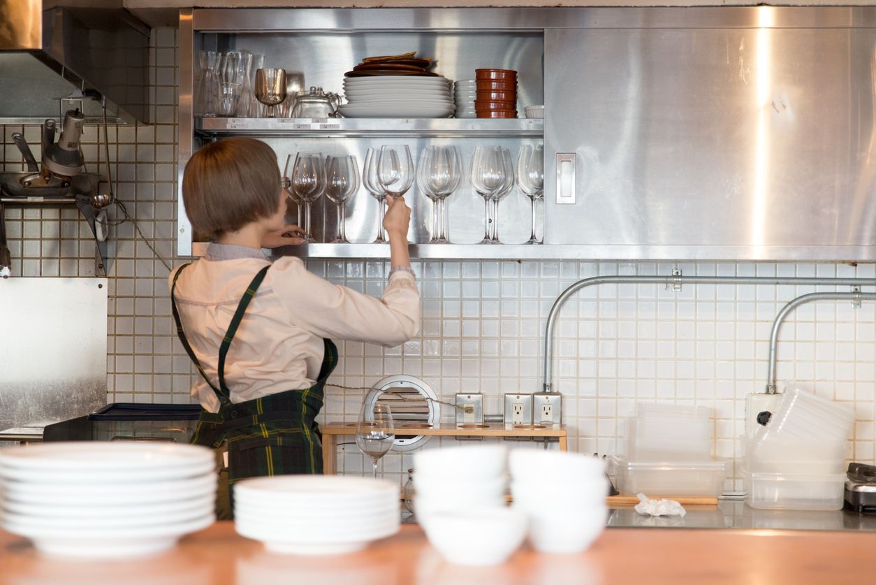 Die Frau sollte die Schulden ihres Chefs begleichen.