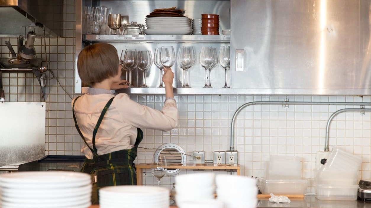 Die Frau sollte die Schulden ihres Chefs begleichen.