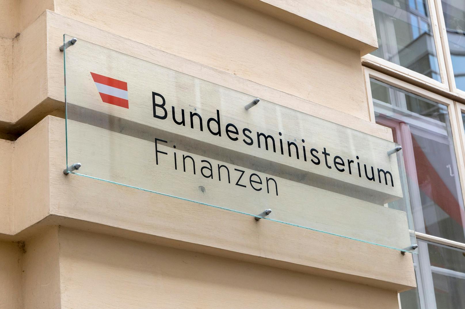 Schild mit dem Logo des Bundesministeriums für Finanzen in Wien.