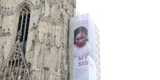 Schock-Plakat am Stephansdom gegen Gewalt an Frauen
