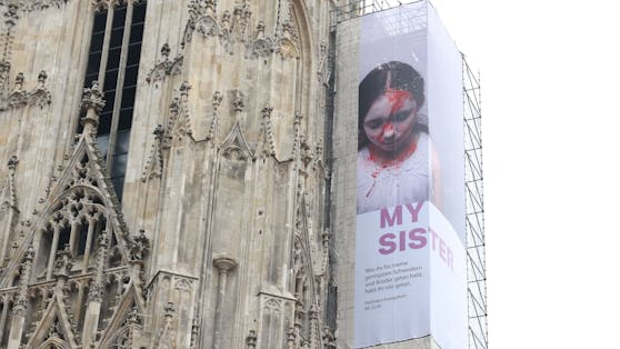 "Was ihr für meine geringsten Schwestern und Brüder getan habt, habt ihr mir getan“, steht in der Bibel. Gegen Gewalt und für Solidarität mit den Gequälten ist das Kunstwerk am Dom von Künstler Gottfried Helnwein.