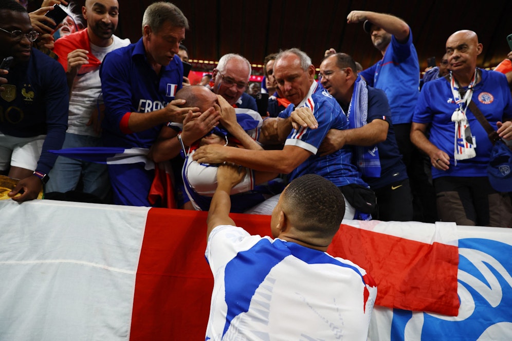 Frankreich-Star Kylian Mbappe trifft im Aufwärmen vor dem Halbfinale einen Fan, entschuldigt sich.