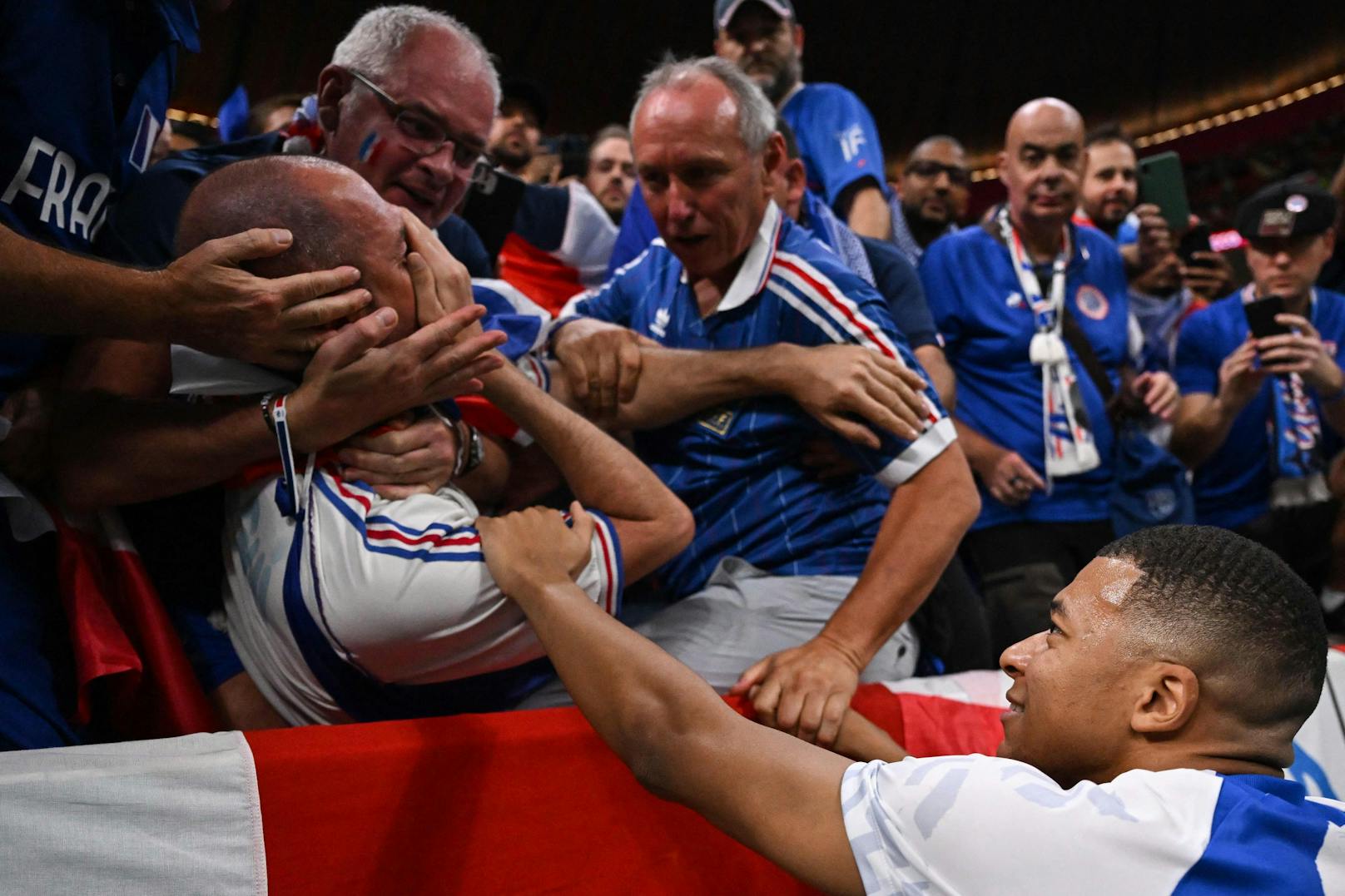 Frankreich-Star Kylian Mbappe trifft im Aufwärmen vor dem Halbfinale einen Fan, entschuldigt sich.