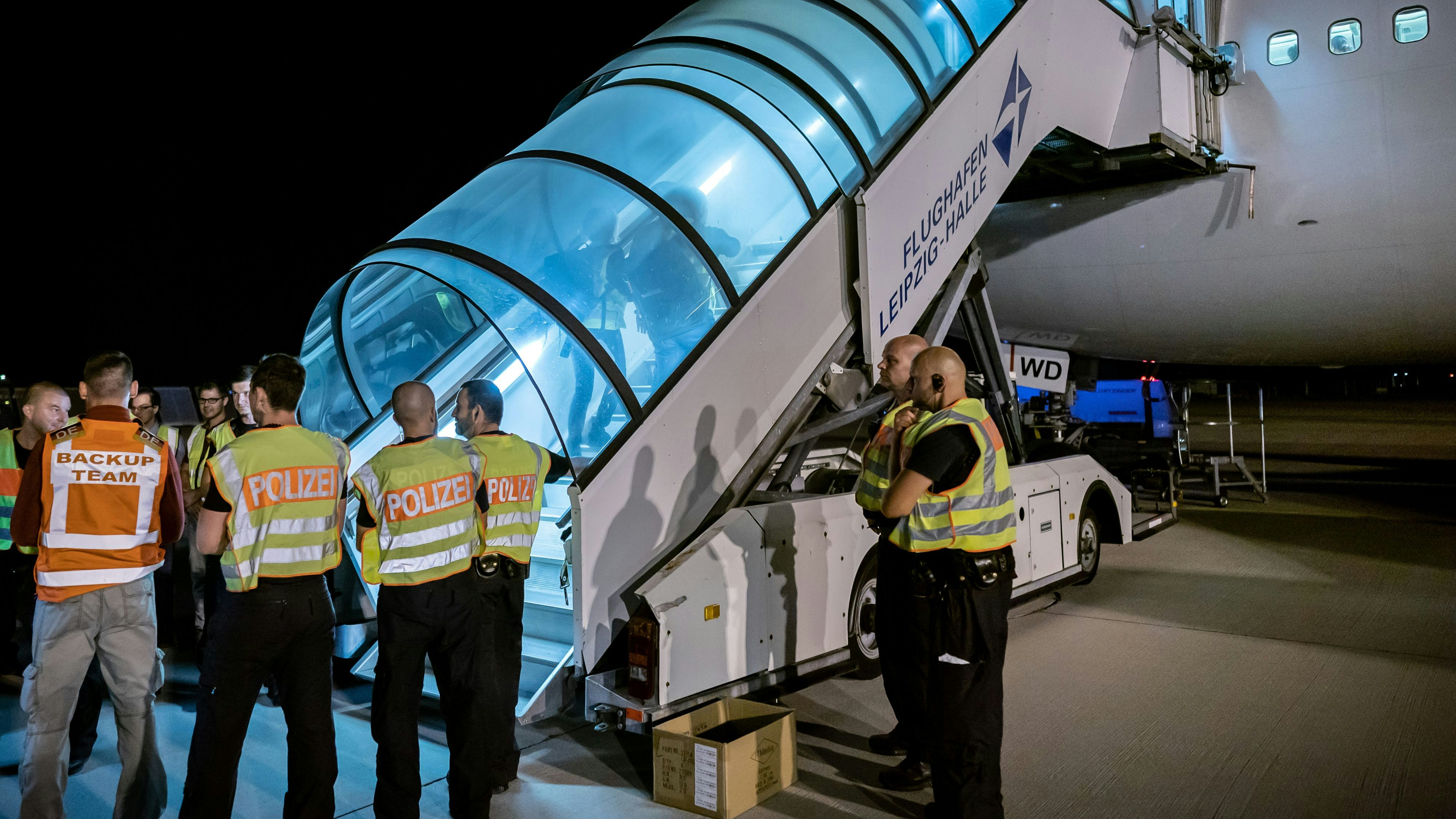 Die Vorbereitungen für den Abschiebeflug waren bereits in vollem Gange. Symbolbild. 