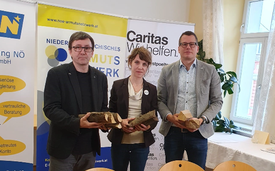 Michael Lackenberger (Schuldnerberatung, re.), Barbara Bühler vom NÖ Armutsnetzwerk und Christoph Riedl von der Caritas