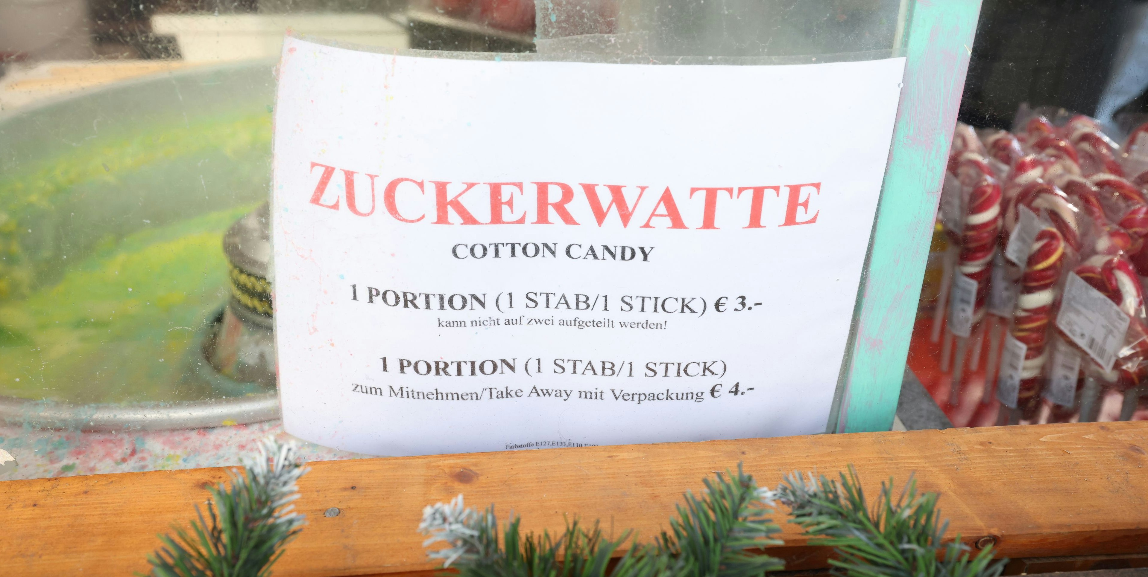 Mit Plastiküberzug kostet die Zuckerwatte einen Euro mehr. 
